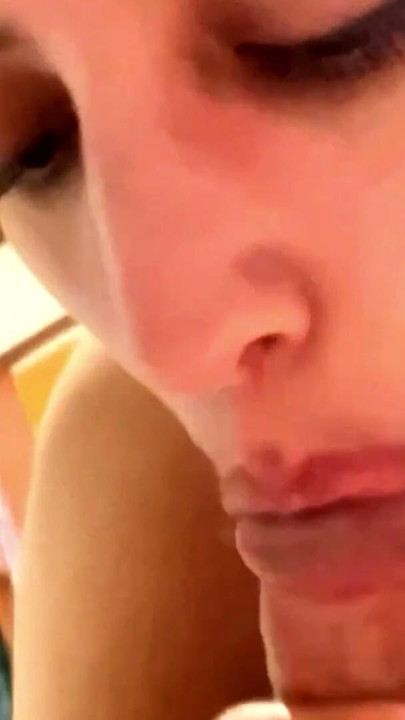 하루를 맛있는 블로우잡으로 시작하고 에디 퀸즈와 함께 정액을 모두 빨아내는 장면 | 클립 1