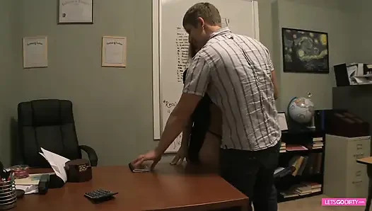 Edepsiz sarışın orta yaşlı seksi sekreter masada sikiliyor