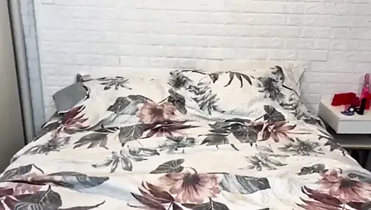 Üvey kızımla lezbiyen seks: çoklu orgazm için tüm vibratörleri deniyorum