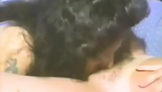 İki klasik lezbiyen dildo ve dildolarla sikişiyor