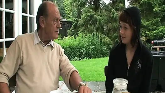 Yaşlı dede torununu sikiyor ve sonra nine ve arkadaşı ona katılıyor