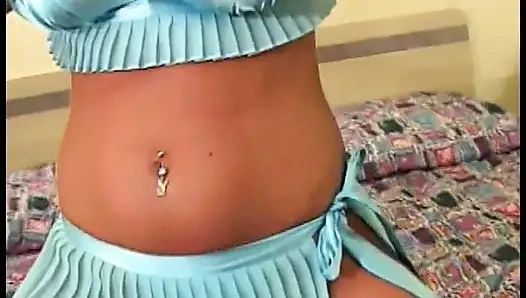 Сексуальная девушка и ее бойфренд занимаются сексом на кровати