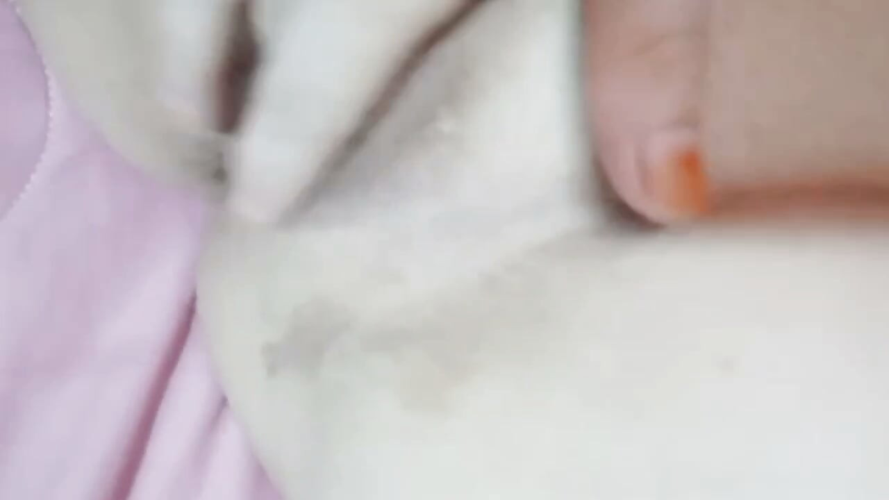 Garota Linda e Depilada se Masturba Até o Orgasmo