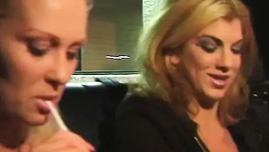 Wilde Lesbenabenteuer in Taxi und Badewanne