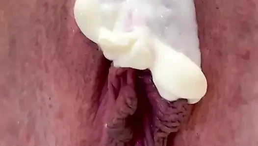 Mutfak Orta Yaşlı Seksi Kadın Yoğurtla Kendini Servis Ediyor