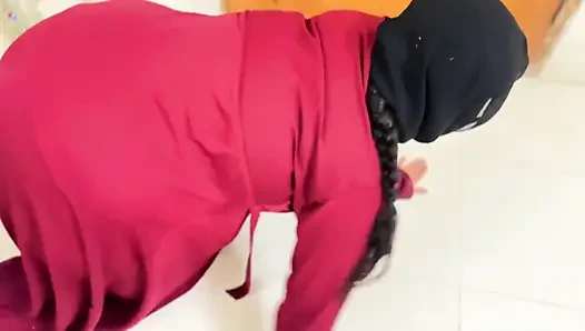 Beautiful Muslim Hot Stepmom Clean Room & Try to Seduce Me by Show Her Big Ass Want Ass Fuck From Me