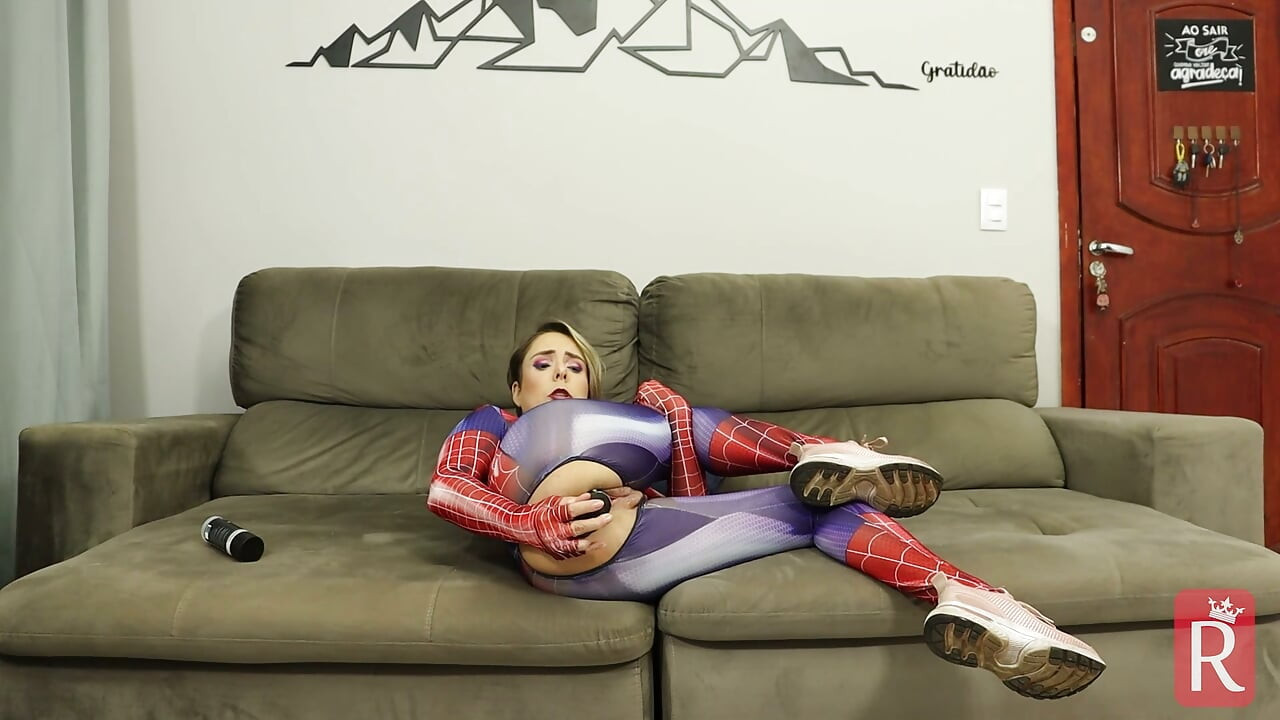 Menina aranha recebe uma foda anal com brinquedo