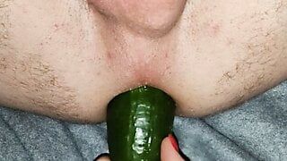 Hij houdt van grote komkommer in de kont, fetisj, plantaardige anale neukpartij