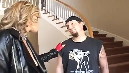 Memek sempit gadis hot ini dientot habis-habisan sama kontol besar sampai matanya mengisapnya