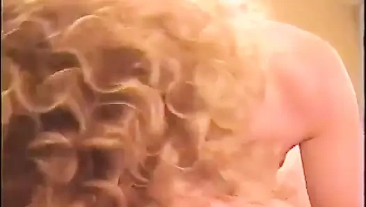 Vollbusige blondine bekommt ihren arsch in ihren schwarzen dessous geritten