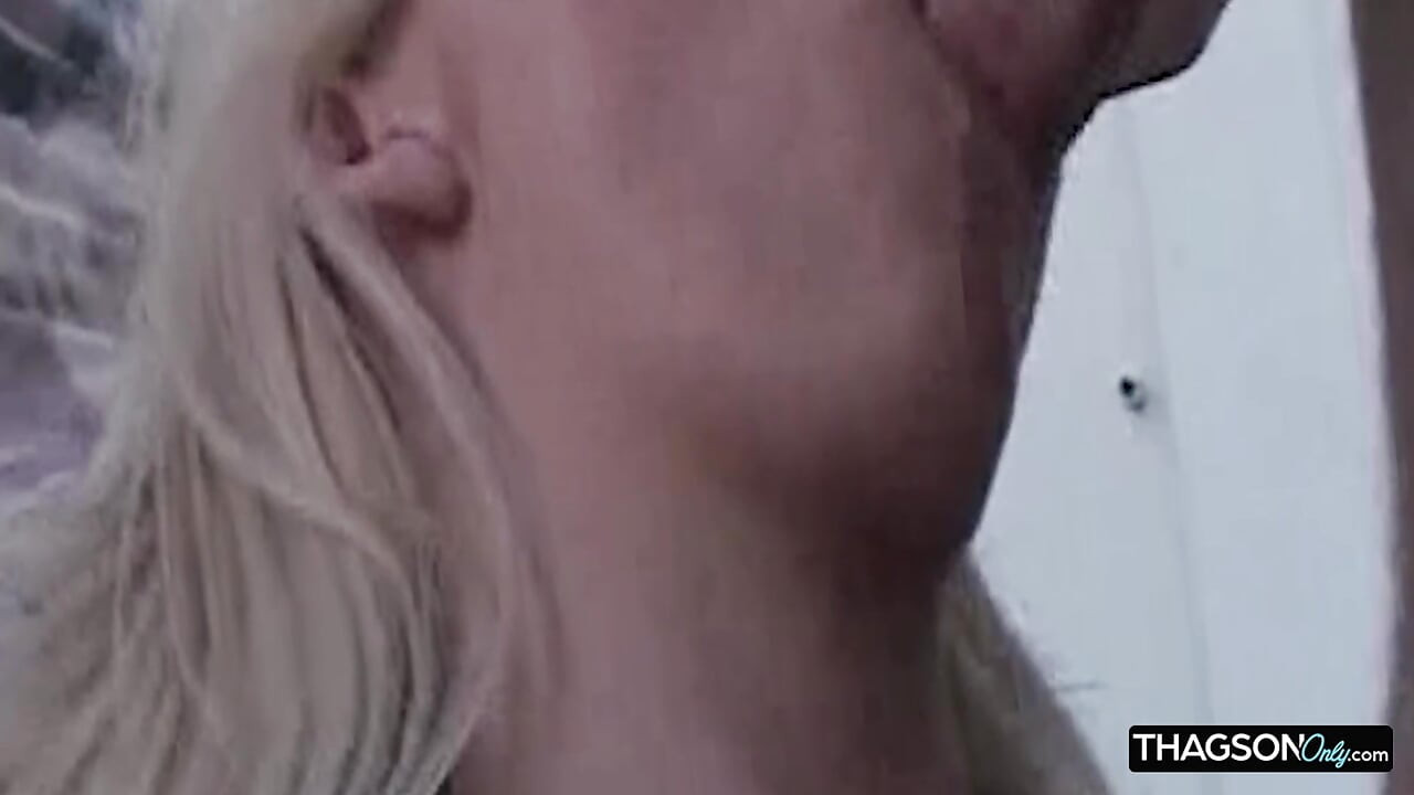 Rubia chorrea salvajemente de intenso dedeándose al aire libre