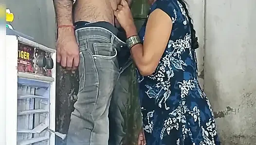 Göt amcık sikiyor yarak emiyor göğüslerini emiyor memeden süt emiyor ve domaltarak yarağa oturuyor ve doğrudan Hintçe seste yatıyor