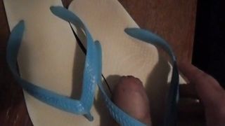 Gozando nas Havaianas Tradicionais Azul