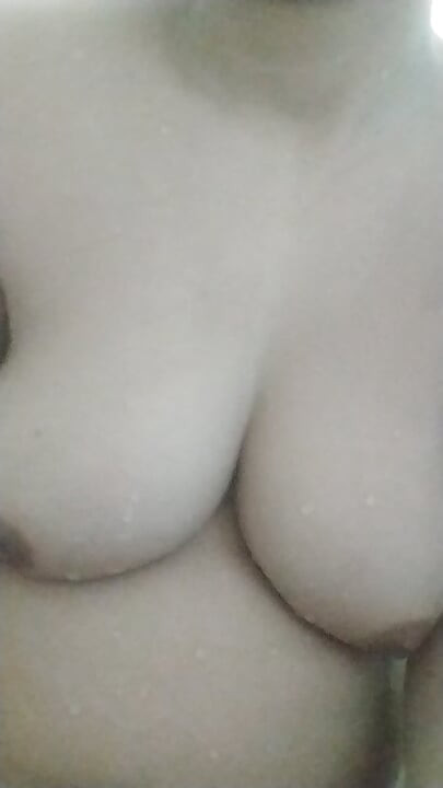 샤워하는 Staife와 그녀의 가슴을 가지고 놀아