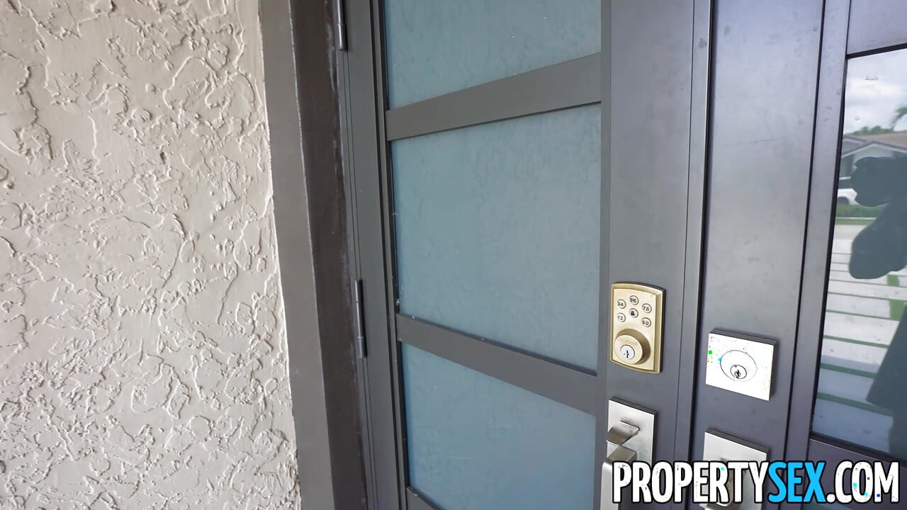 Alexa Payne prsatá realitní makléřka šuká nadrženou klientku během prohlídky soukromého domu - Velké přírodní kozy kouření a jízda