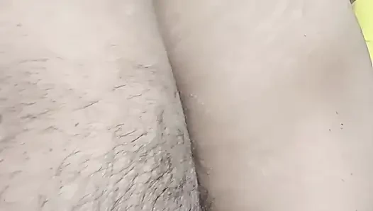 Dicker arsch gefickt, nachdem er den ganzen schwanz in den arsch aus der , begann zu schreien in Hindi audio doggystyle.