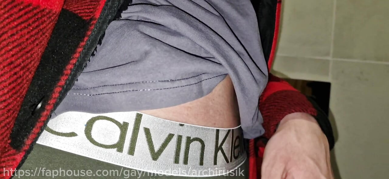 A Random Passerby Sucked My Dick in the Public Toilet of a Shopping Mall and Ate My Cum!