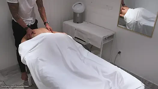 Pijat istri: suaminya selingkuh sama tukang pijat