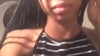 Chica negra mostrando tetas