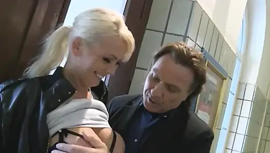 Heißes blondes mädchen mit großen brüsten wird von einem fremden gefickt