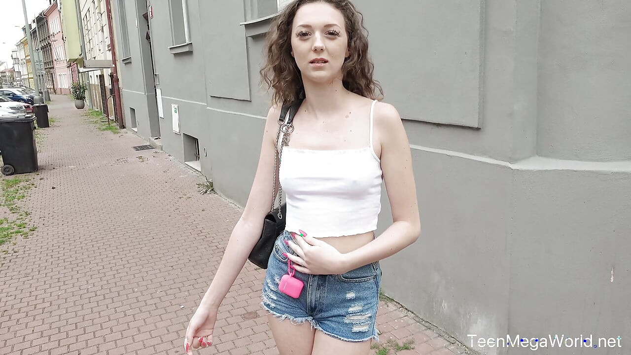 Cameramanul îi oferă unei bombe o lecție de sex