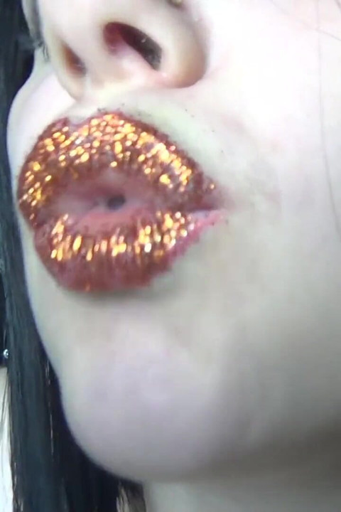 Golden lip seduction