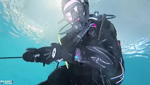 Dominasi Bawah Air dengan Perlengkapan Scuba Penuh
