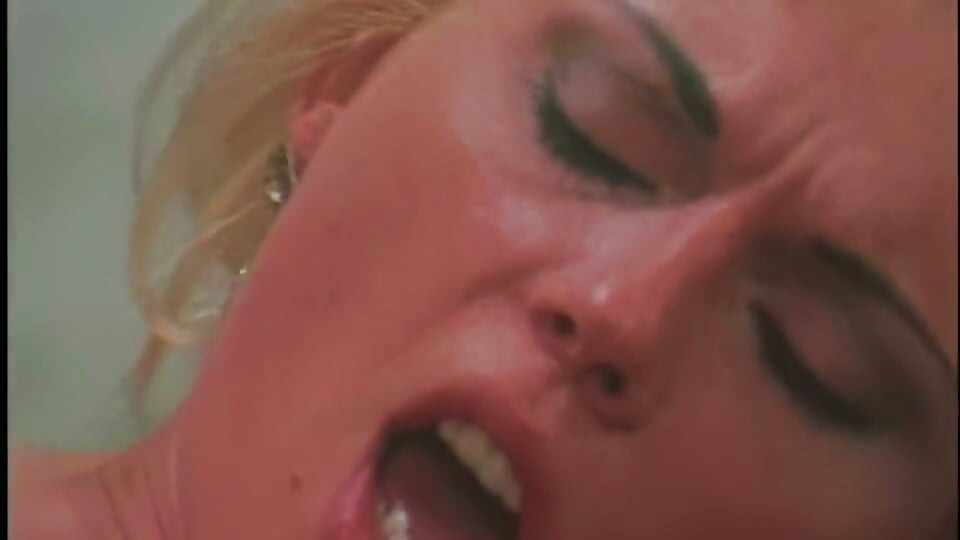 Kelly Dostaje W Dupę Na Kanapie