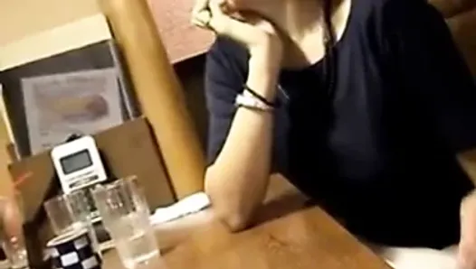 Une femme japonaise japonaise prend une grosse bite sous la table