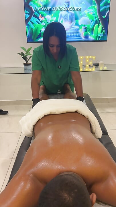 Leyne Rodriguez: Hot Latina in Massage Uniform giver en intens olieret session