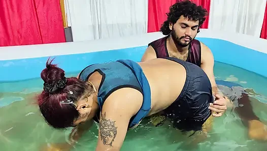 Ateşli göğüsler havuzda emiyor ve aşınma altında çıkarıyor ve götüne su döküyor