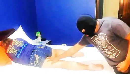 Я нахожу мою мачеху в ее комнате, и я лижу ее киску