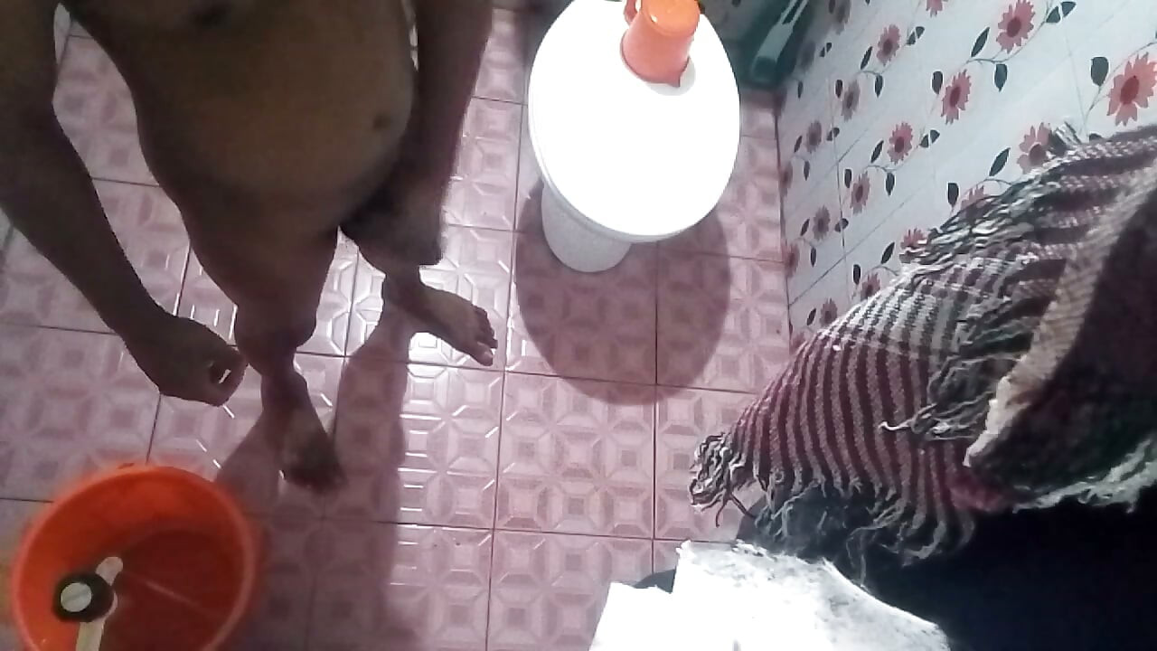 Student masturbuje się w łazience w akademiku
