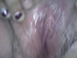 Menggoda klitoris vagina yang basah (close up)