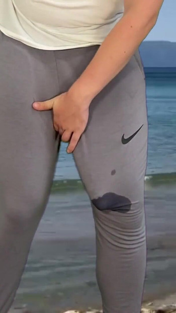 「パンツに大量チンポ射精」の必見の瞬間