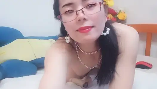 Hana в черном наряде, сегодня она играет сексуально