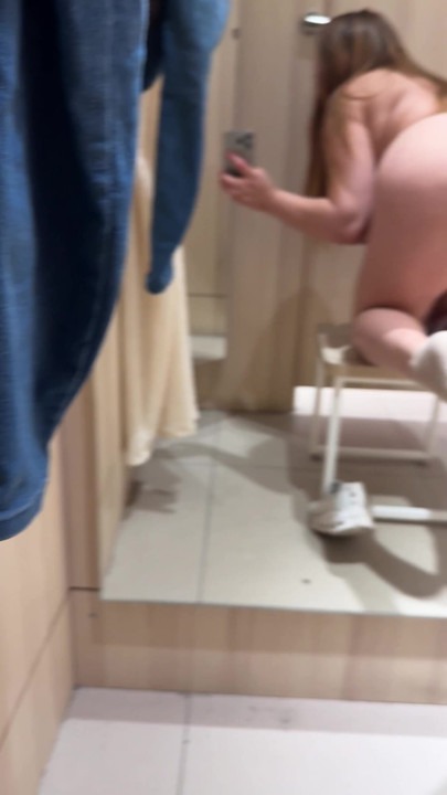 Pantat montokku di ruang ganti lagi ngentot