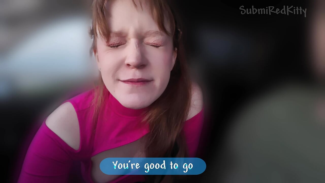 Schattig meisje betaalde voor de rit met een pijpbeurt en slikte het sperma van de chauffeur in