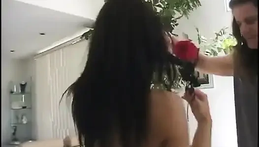 Siyah adam yarağını sürtüklerin ağzına ve amına sokuyor