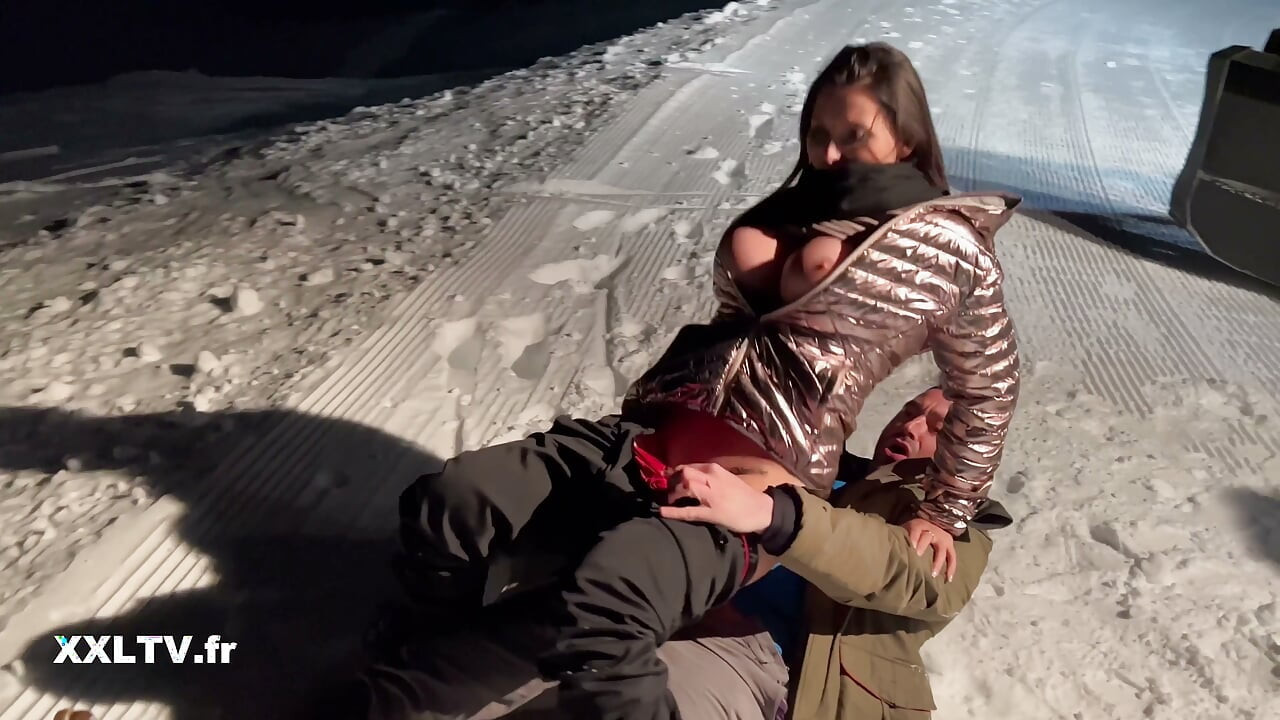 Plan à trois nocturne sur la piste de ski