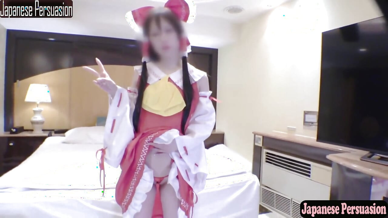 Slanke downer-stijl kledingmeisje cosplayer toont haar stille charme als een Reimu heiligdom meisje opnieuw 2