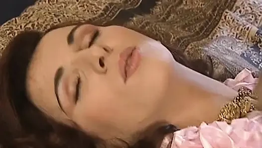 Cewek cantik jerman dengan stoking berbagi kontol di seks anal threesome