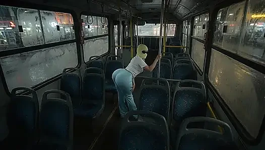 Gadis mungil dengan pantat bahenol lagi asik twerking pakai legging warna biru di dalam bus