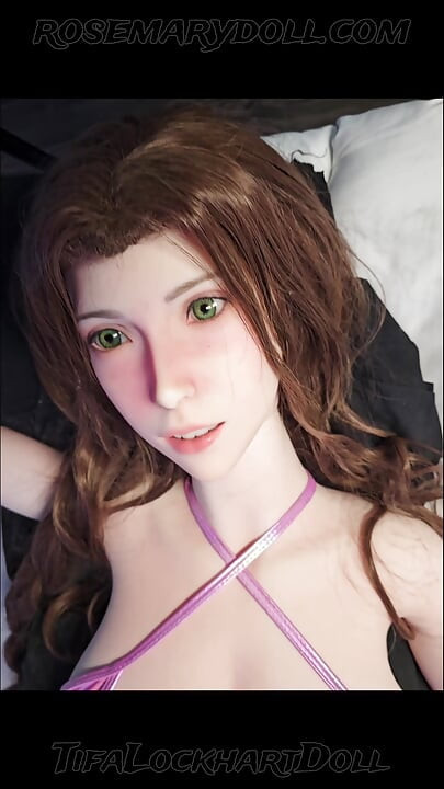 Aeriths u roze bikiniju sa belom materiom