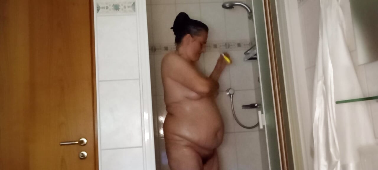 Gorda alemana grandota aceita su cuerpo masivo - super brillante y resbaladizo después de la ducha