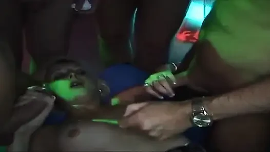 Cewek rambut pirang ini lagi asik kencing sambil di-fingering dengan liar