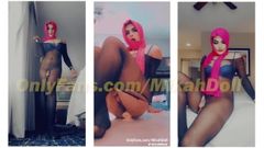 Superbe transsexuelle arabe en hijab - plaisir avec un gode en solo (poupée Mikah)