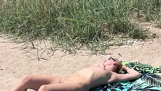 Aku suka bugil di pantai.