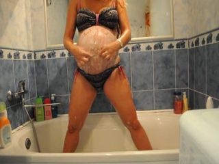 Těhotná sprcha (nahá)