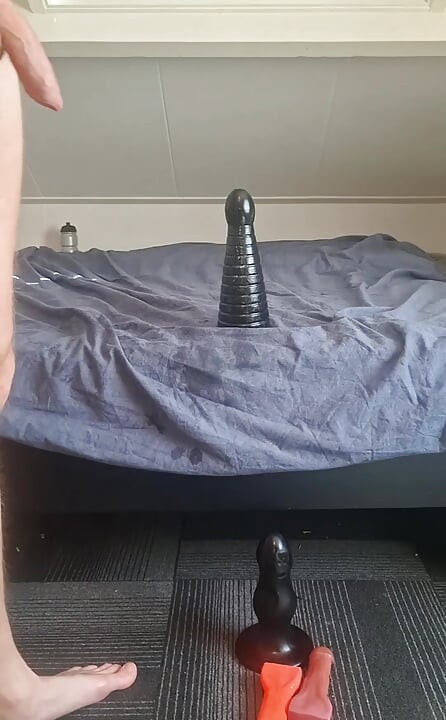 Twink gay solo are parte de un vibrator imens în piramidă - întindere anală extremă